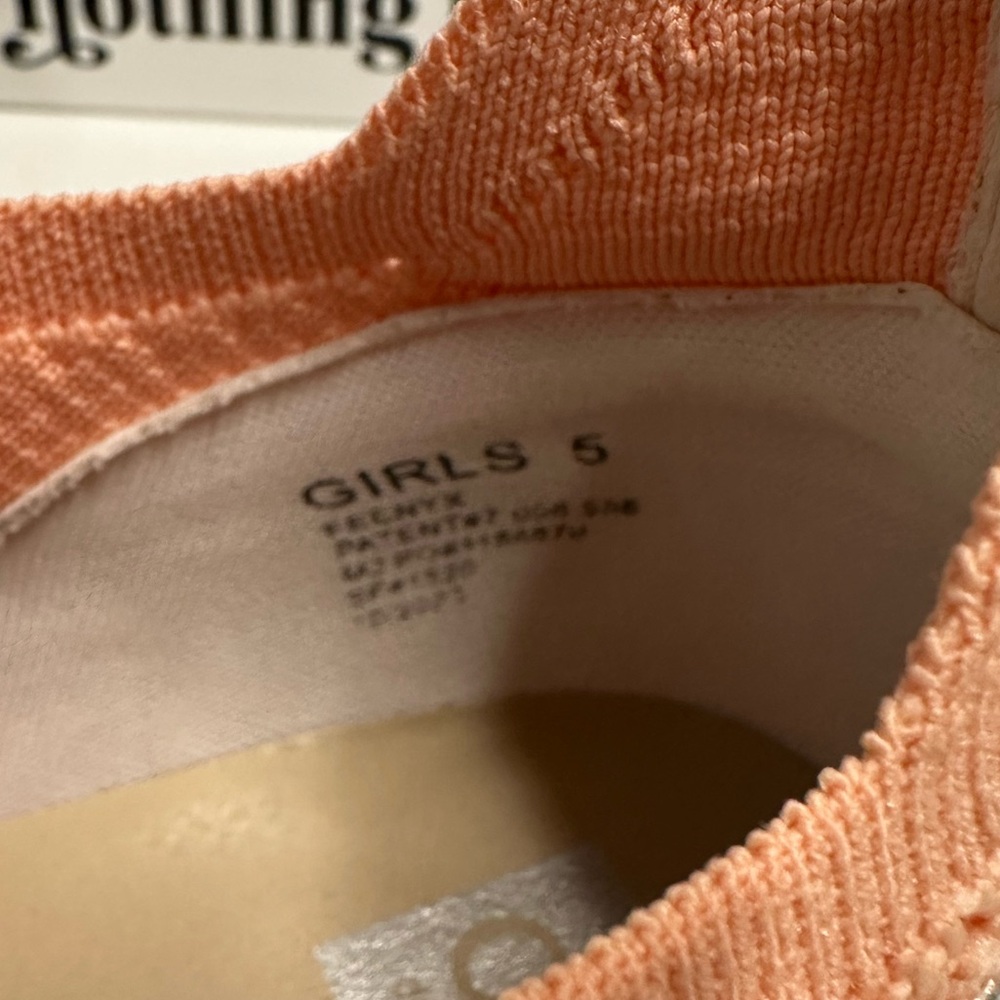 DV Dolce Vita
DV Dolce Vita BIG GIRLS Feenyx Sneaker SIZE:5 - Picture 4 of 10